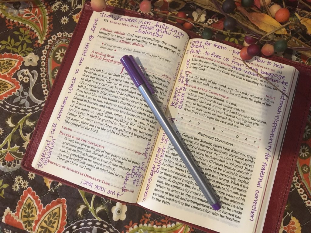 Five Simple Ideas for Staying Focused During Mass | sarahdamm.com