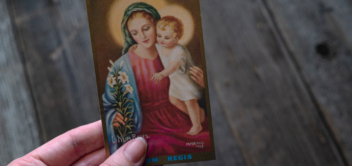 6 Ways to Honor Mary In & Around Your Home | sarahdamm.com
